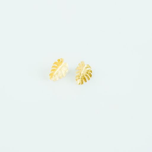 18k Eva Earring in gold for a sophisticated appearance.